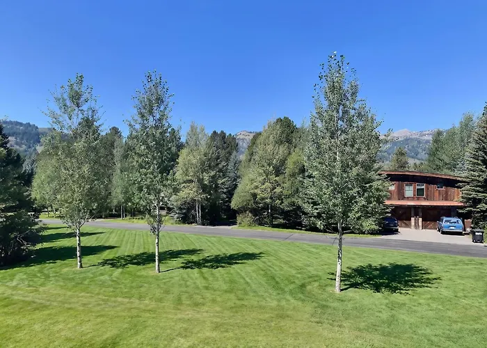 Gorgeous Jackson Hole In Location With Great Views And Private Deck With Barbeque!